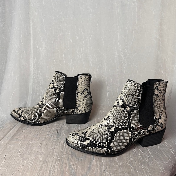 Esprit Women’s TYLEE Leather Ankle Boots 8.5 Heeled Black White Snake Print NWT - Picture 15 of 16